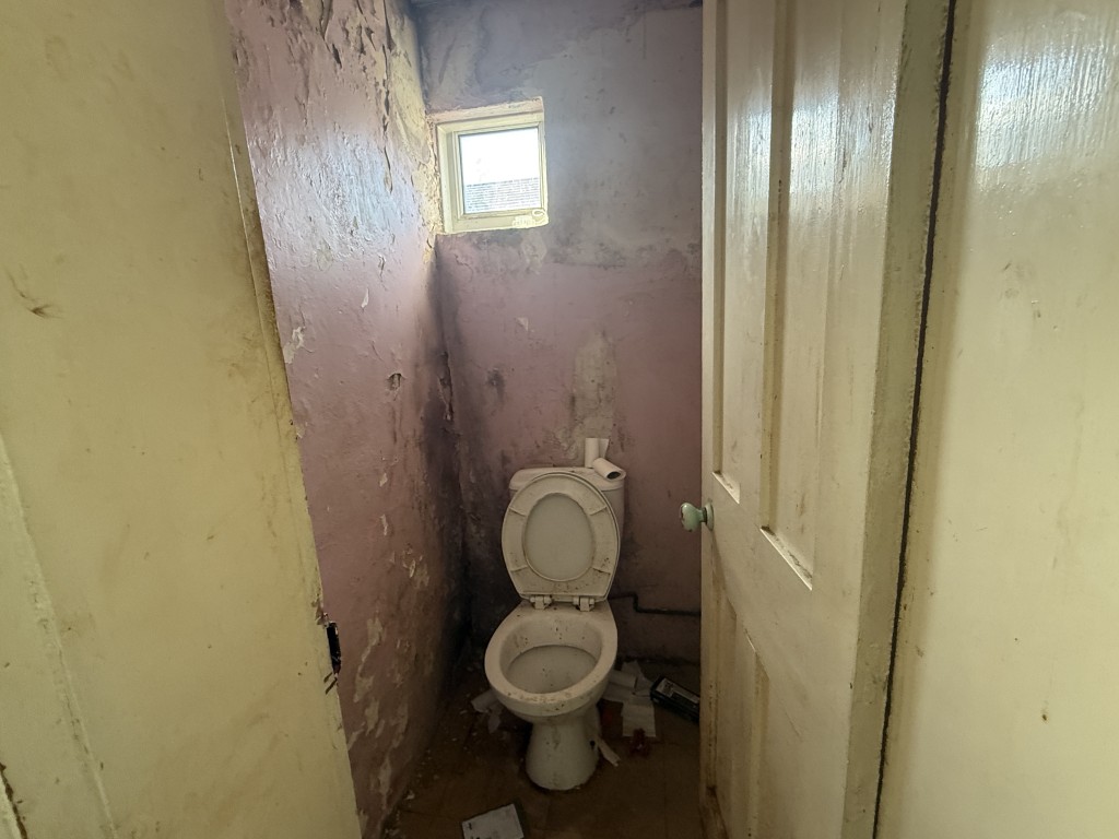 Lot: 108 - HOUSE CLOSE TO TOWN CENTRE IN NEED OF REFURBISHMENT - Separate WC House in Need of Refurbishment